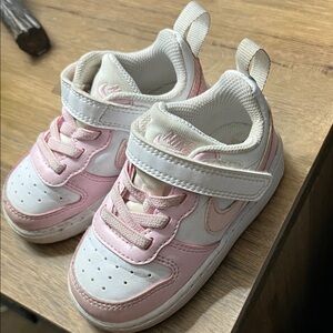 Nike Kids Sneakers in Soft Pink and White